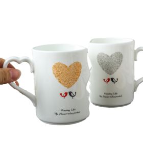 2 Pcs Valentine's Day Gift-Ceramic Couple Kiss Mugs Mr and Miss Couple Mugs (Color: Style 1)